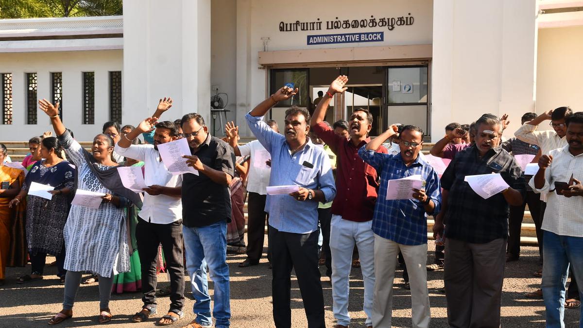 Periyar University teachers, staff, stage protest over V-C’s failure to suspend Registrar despite T.N. government order